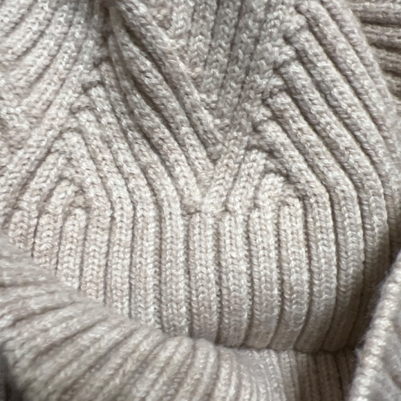 CC Exclusive Beanie With Pom Pom - Picture 9 of 9